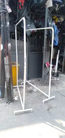 Yg ingin jualan pakaian se lg ada plh slh 1 gantungan besi nya hrg mrh