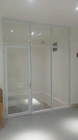 Partisi aluminium kaca
