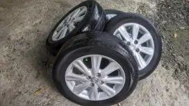 Velg OEM Yaris bakpao r15