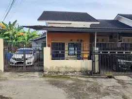 Dijual Rumah Posisi Hook dengan Tanah Luas