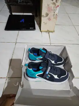 Sepatu Anak ukuran 39