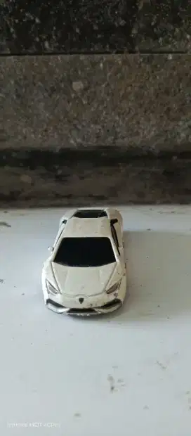 Mainan hotwheel Lamborghini putih