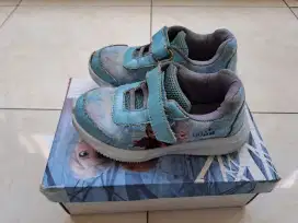 Sepatu biru frozen