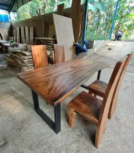 Meja makan trembesi