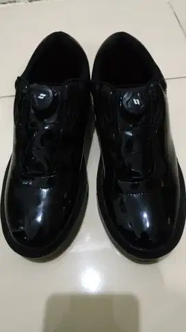 Sepatu PDH hitam tali putar mengkilat