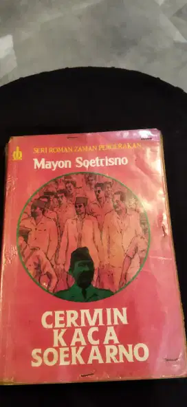 Buku cermin kaca soekarno