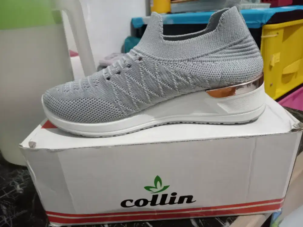 Di jual sepatu anak merk collin