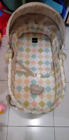 Tempat tidur bayi