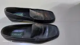 Sepatu slip on hitam no.44