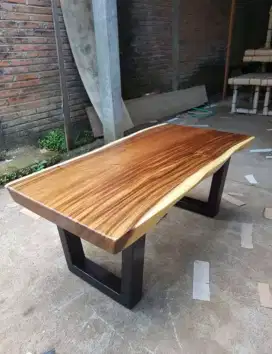 Meja kayu solid