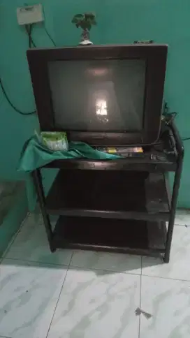 Di jual tv tabung beserta setbox dan meja nya. Karena mau pindah.