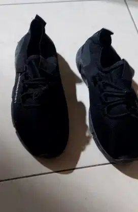 Sepatu hitam cewek