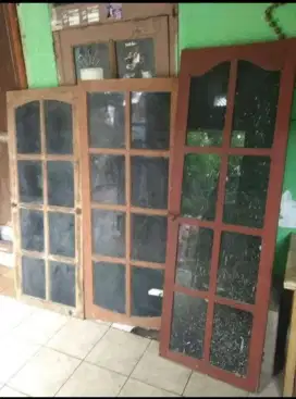 Jendela kayu biasa