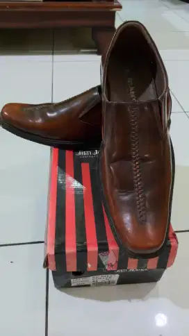 Sepatu kulit Jim Joker