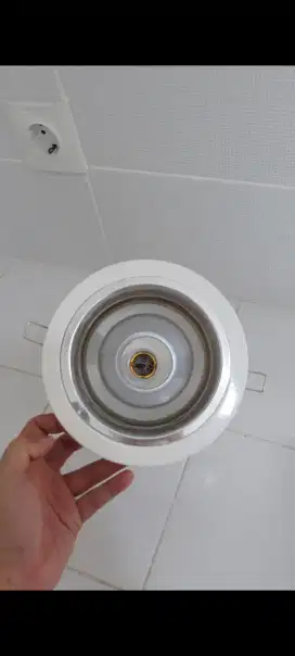 Fitting lampu plafon bulat ada 7 buah Rp 140.000