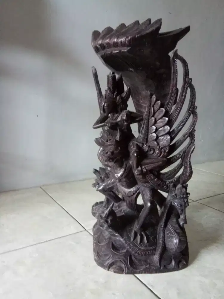 Patung kayu garuda wisnu