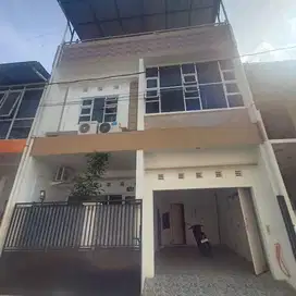 Di jual rumah dilokasi strategis(full furnish)