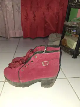 Sepatu boot merah