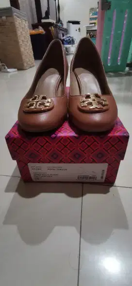 Sepatu Tory Burch Janey 50mm pump royal tan UK. 7.5