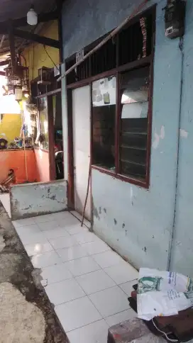 Kontrakan lima pintu