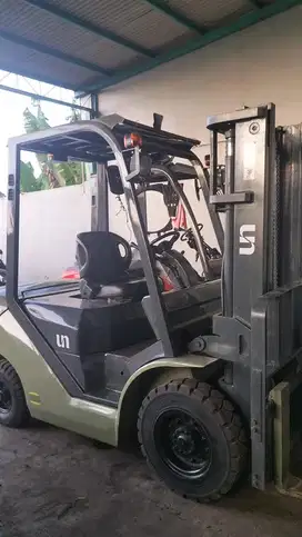 Forklift UN isuzu 2.5 ton matic