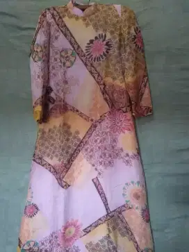 Gamis sutra ungu motif bunga