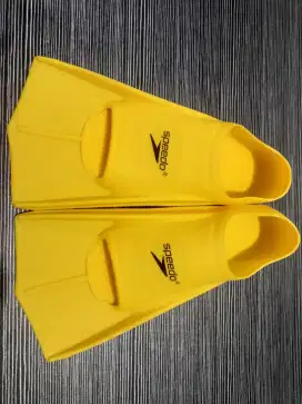Sepatu Katak Merk SPEEDO ukuran XS (baru dipakai 1x, kebesaran)