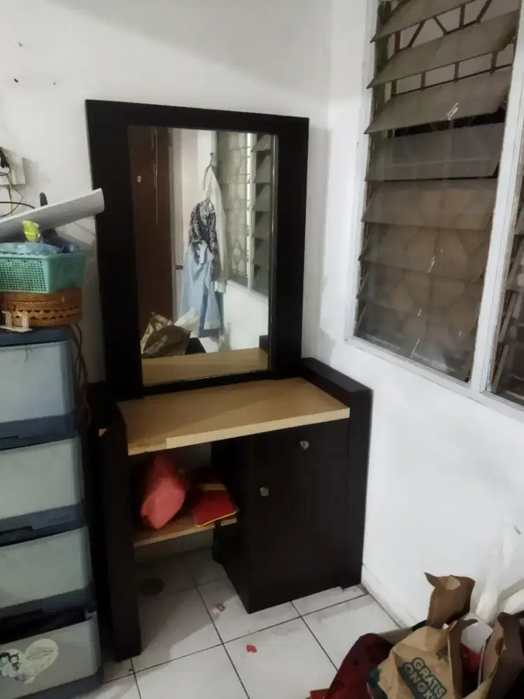 Meja Rias Kaca Modern