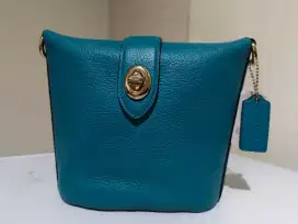 Tas selempang merk COACH