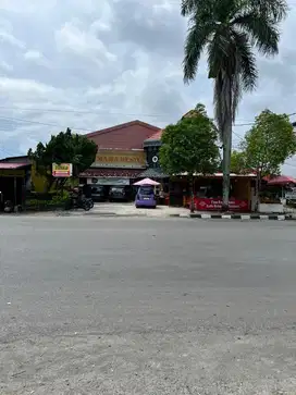 Bisa untuk kos, klinik, restoran. Halaman parkir luas.