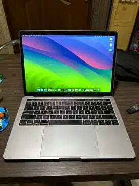 Macbook Pro 2019 13 inch intel with touchbar