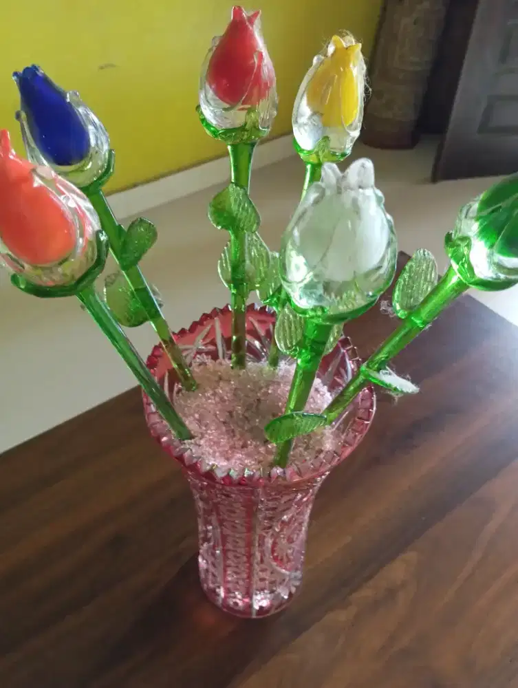 Bunga tulip kaca warna warni