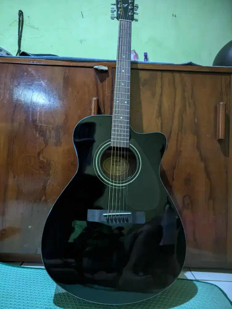 Gitar yahama hitam