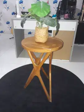 Meja kayu bulat kecil tinggi