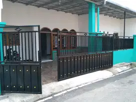 Dijual Rumah Luas di Perum Karanglo Indah