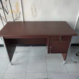 MEJA TULIS KAKI BESI