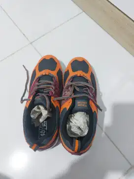 3 pasang sepatu olahraga dan sepatu jalan