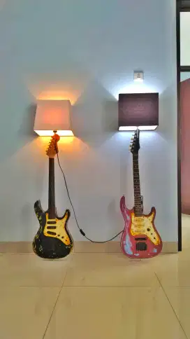 2 lampu gitar listrik bekas sepeda kursi tintoy TV radio vintage antik