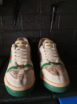 Sepatu sneaker GUCCI tawon