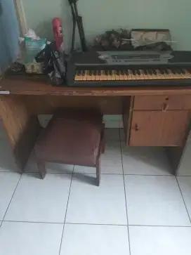 Meja kerja kayu