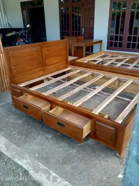 Dipan kayu jati