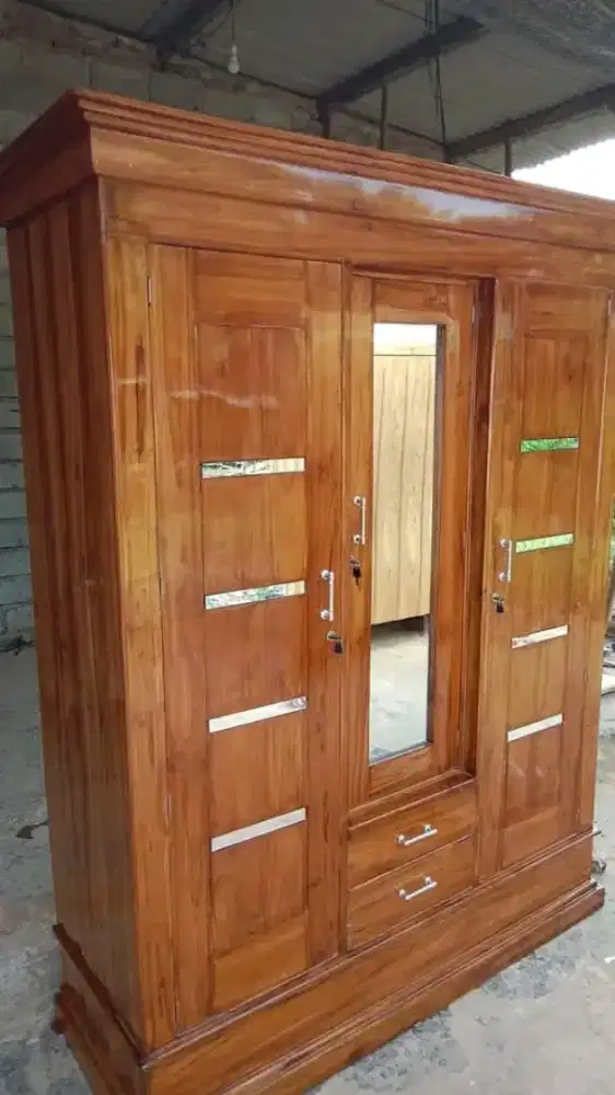 Almari kayu jati