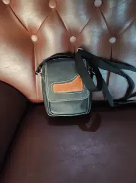 Tas kulit mini selempang atau bisa di kaitkan dipinggang