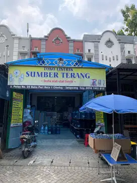 Karyawan toko kelontong