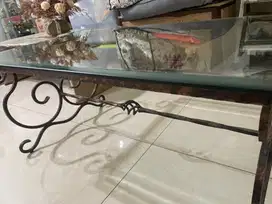 Meja tamu kaca kaki besi