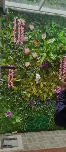 VERTICAL GARDEN SINTETIS DAN POHON ASLI