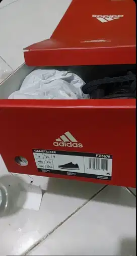 Sepatu adidas gametalker model FZ3678 dan sepatu nike sneaker