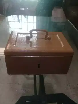 Kotak besi ukuran 8×18cm.