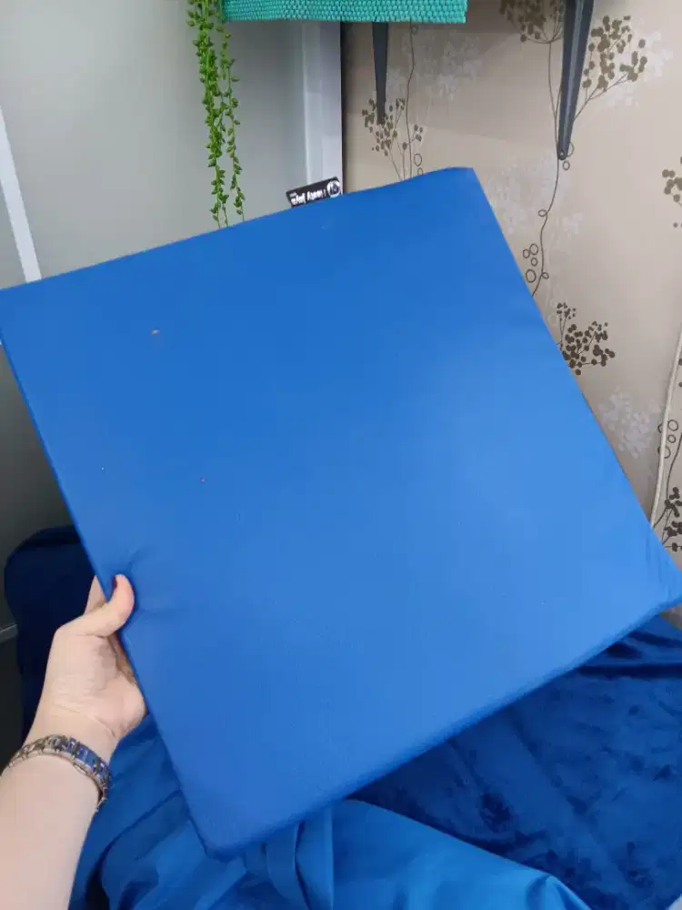 Bantal tatakan warna biru