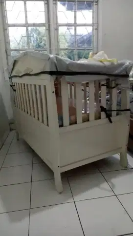 Tempat tidur bayi dari kayu